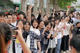 安东尼本场数据：3次过人成功1次，16次对抗成功7次，贡献4抢断